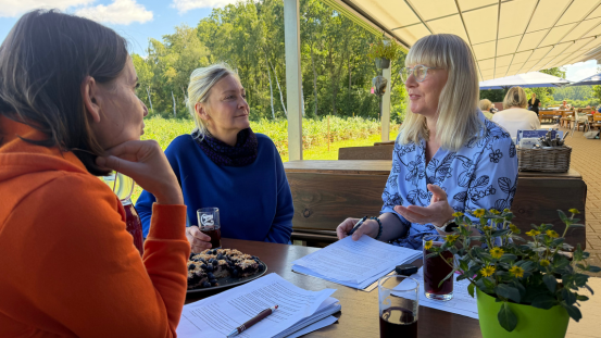 Nikola Steinbock sitzt mit Sylke Herse am Tisch auf dem Bickbeernhof und führt ein Gespräch