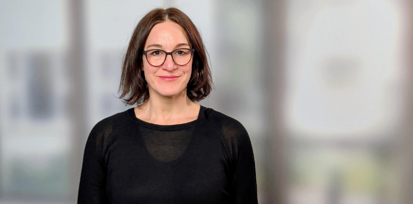 Vanessa Zaher, Leiterin der Presse und Kommunikation, vor Büroräumen